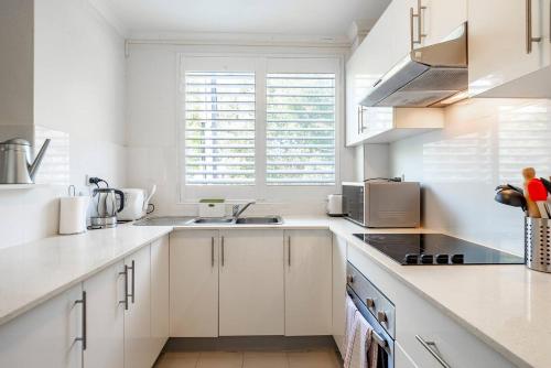 Chic Surry Hills Style with Parking - image 8