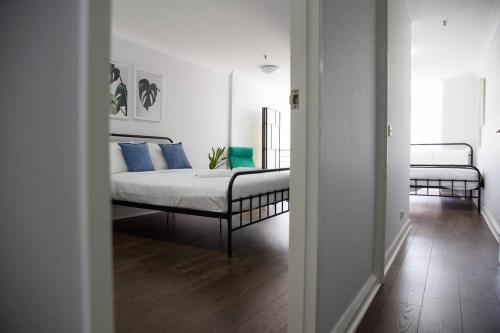 Loft-Style Living - Sophisticated Urban Retreat - image 11