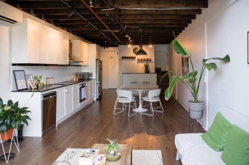 Loft-Style Living - Sophisticated Urban Retreat - image 9