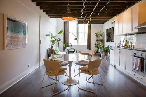 Loft-Style Living - Sophisticated Urban Retreat - image 12