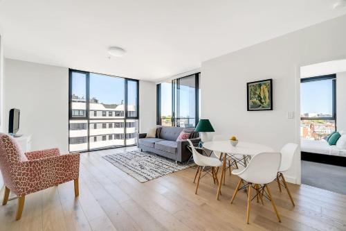 Bright Rockdale Escape near Bayside Beaches - image 13