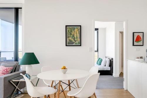 Bright Rockdale Escape near Bayside Beaches - image 9