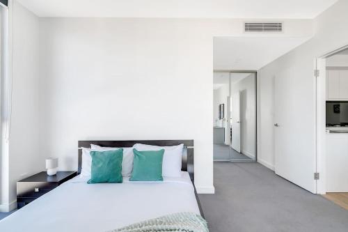 Bright Rockdale Escape near Bayside Beaches - image 9