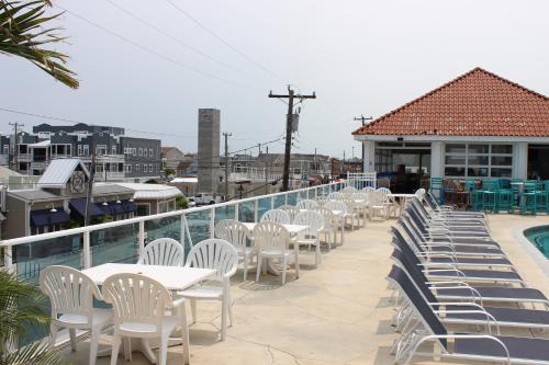 Nw Condo W Private Balcony, Ocean Views & Pool