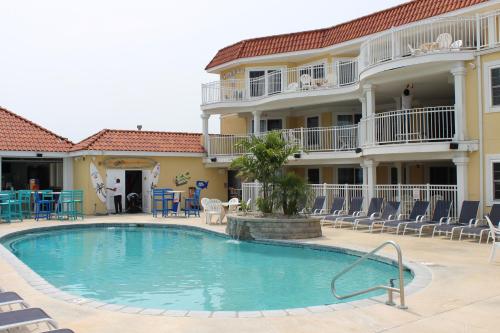 Nw Condo W Private Balcony, Ocean Views & Pool