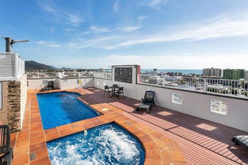 Coastal Chic in Heart of Cairns with Rooftop Pool