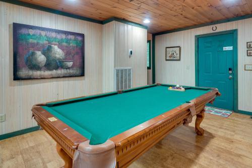 Gatlinburg Cabin Rental 3 Mi to Downtown in Gatlinburg, USA