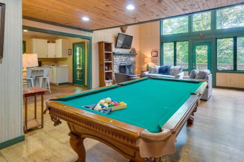 Gatlinburg Cabin Rental 3 Mi to Downtown in Gatlinburg, USA