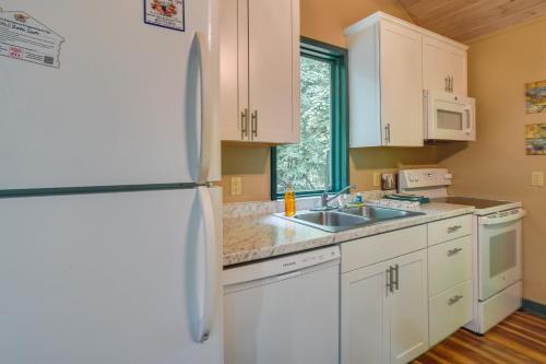 Gatlinburg Cabin Rental 3 Mi to Downtown in Gatlinburg, USA