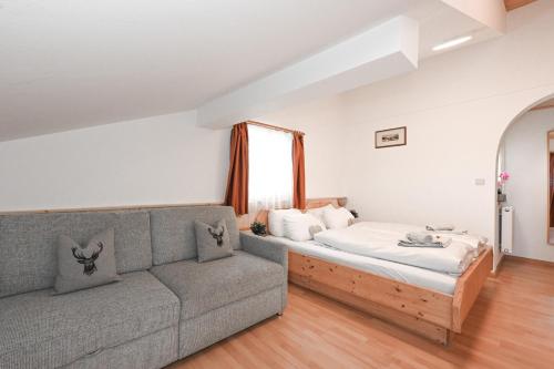 1 queen bed, 2 twin beds