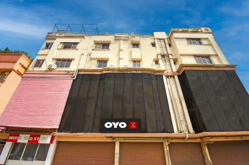 Super OYO Flagship Red Stone Near Netaji Subhash Chandra Bose International Airport