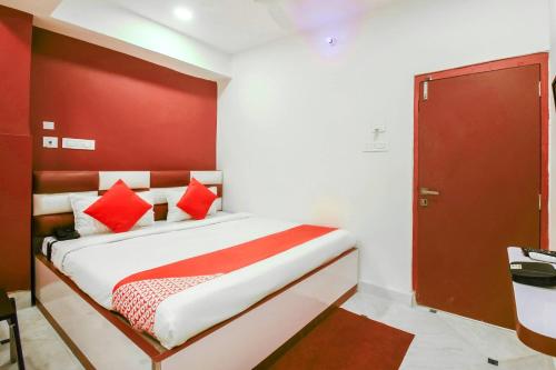 Super OYO Flagship Red Stone Near Netaji Subhash Chandra Bose International Airport