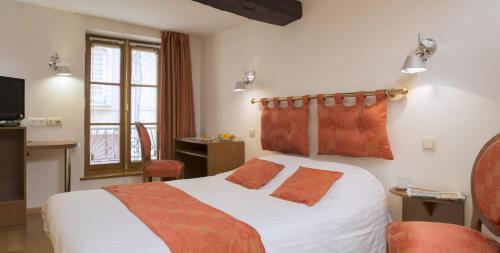 1 queen bed, 2 twin beds