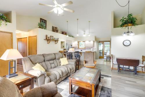 Sturgis Home with Yard Less Than 1 Mi to Minnewaukan Lake in สเตอร์กิส (MI)