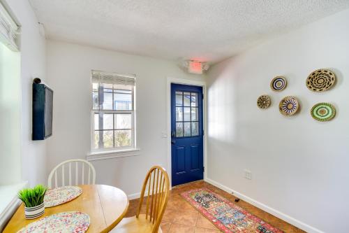 Charming Dtwn Retreat 1 Mi to Ocean Springs Beach in Ocean Springs, USA