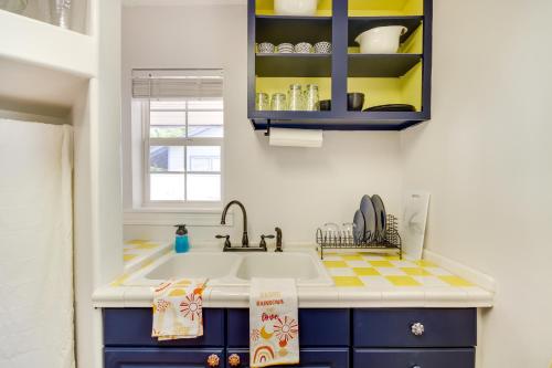 Charming Dtwn Retreat 1 Mi to Ocean Springs Beach in Ocean Springs, USA