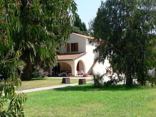 A semi detached bungalow with AC near the coast of Tuscany