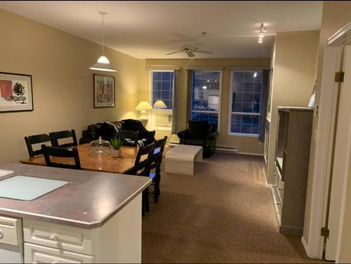 Mountain View Vacation Villa Main Floor Unit, No Stairs in แฟร์มองต์ ฮอต สปริงส์ (บริติช โคลัมเบีย)