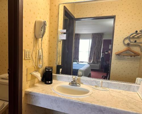 Travelodge by Wyndham Seymour - image 7