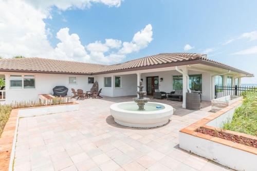 Island Time -- Oceanfront Bliss in Crescent Beach