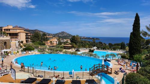 Swimming pool, Vue exceptionnelle sur la mer et le Cap Esterel in Saint-Raphael