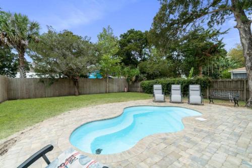 Lions Sail Beach Island Pool