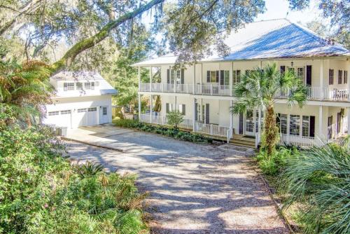 Fern Oaks Estate 15 Acres sleeps 30 in Georgetown, USA