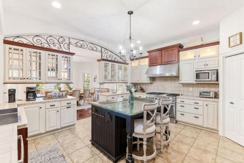 Fern Oaks Estate 15 Acres sleeps 30 in Georgetown, USA