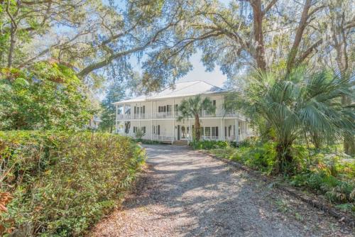 Fern Oaks Estate 15 Acres sleeps 30 in Georgetown, USA