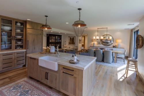 487699308 The Snowpine Lodge