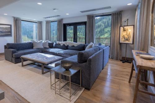 487699329 The Snowpine Lodge