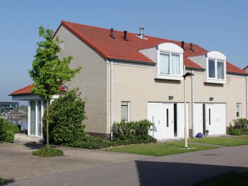  House with a view on harbor in a water area, Pension in Heel bei Sint Joost