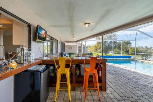 Waterfront Villa Custom Heated Pool & Great Outside Space - Villa Del Cattos - Roelens Vacations - image 5