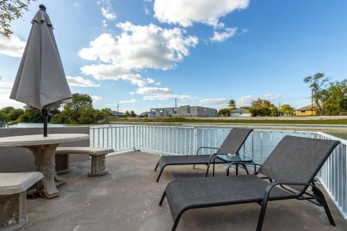 Waterfront Villa Custom Heated Pool & Great Outside Space - Villa Del Cattos - Roelens Vacations - image 12