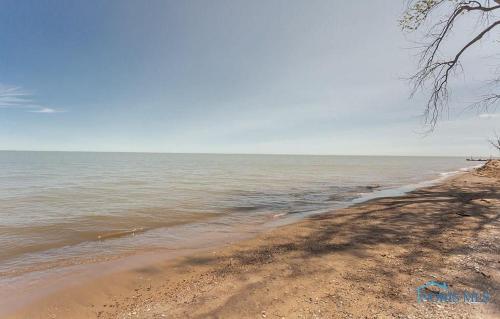 Lake Erie beachfront cottage enjoy a private sandy Beach to fish swim or relax in Oak Harbor, USA