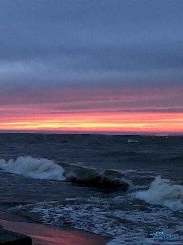 Lake Erie beachfront cottage enjoy a private sandy Beach to fish swim or relax in Oak Harbor, USA