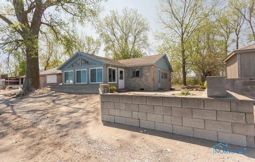 Lake Erie beachfront cottage enjoy a private sandy Beach to fish swim or relax in Oak Harbor, USA