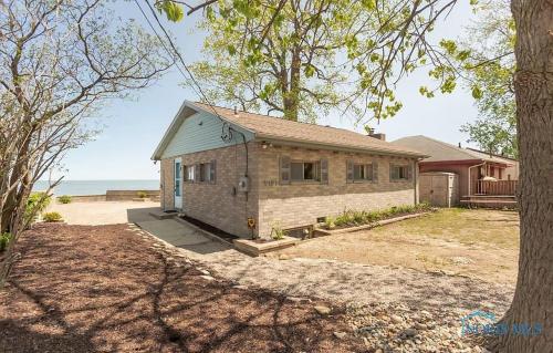 Lake Erie beachfront cottage enjoy a private sandy Beach to fish swim or relax in Oak Harbor, USA
