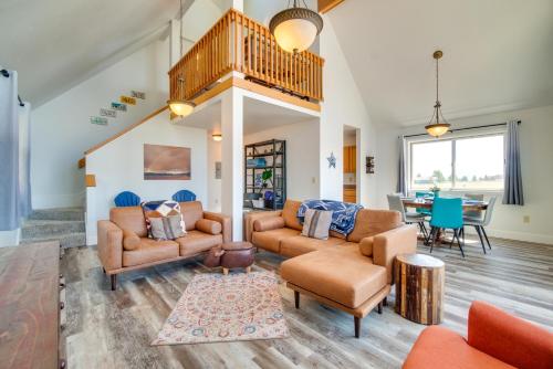 Bright Wyoming Retreat with Deck and Mountain Views! in Saratoga (WY)