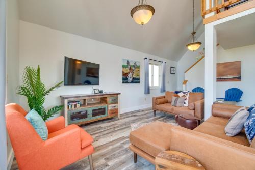 Bright Wyoming Retreat with Deck and Mountain Views! in Saratoga (WY)