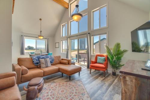 Bright Wyoming Retreat with Deck and Mountain Views! in Saratoga (WY)