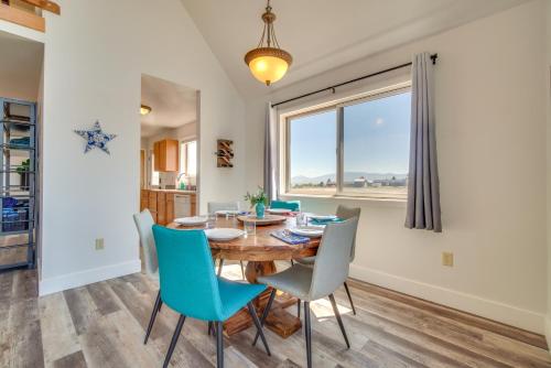 Bright Wyoming Retreat with Deck and Mountain Views! in Saratoga (WY)