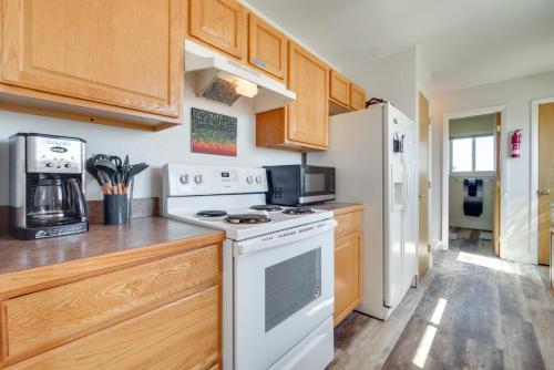 Bright Wyoming Retreat with Deck and Mountain Views! in Saratoga (WY)