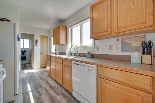 Bright Wyoming Retreat with Deck and Mountain Views! in Saratoga (WY)