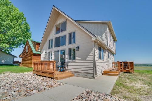 Bright Wyoming Retreat with Deck and Mountain Views! in Saratoga (WY)