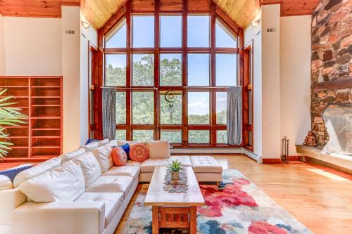 . Peaceful Mountian Oasis: Firepit, Hot Tub, Sauna!