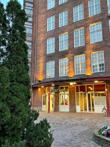 Bejárat, Factory Loft near Turkui repülőtér