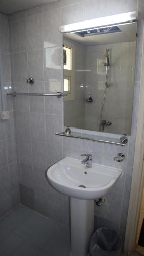 Ванная комната, International Abu Dhabi Hostel in Абу-Даби