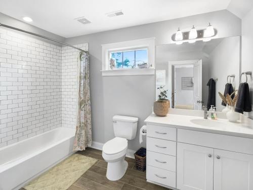 Park Circle Home 7 miles DT, 15 miles to Beach in Charleston, USA