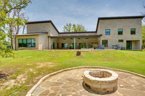 Malakoff Gem on Cedar Creek Pool, Hot Tub and Views in Malakoff, USA